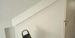 Création de cloisons sèches en BA13, isolation des combles en laine de bois, peinture globales des murs, pose d’un parquet stratifié 