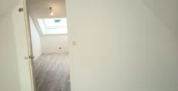 Création de cloisons sèches en BA13, isolation des combles en laine de bois, peinture globales des murs, pose d’un parquet stratifié 