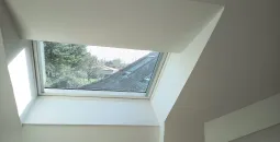 Création de cloisons sèches en BA13, isolation des combles en laine de bois, peinture globales des murs, pose d’un parquet stratifié 