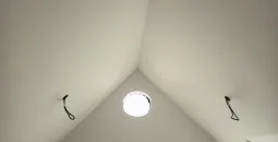 Création de cloisons sèches en BA13, isolation des combles en laine de bois, peinture globales des murs, pose d’un parquet stratifié 