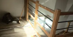 Création de cloisons sèches en BA13, isolation des combles en laine de bois, peinture globales des murs, pose d’un parquet stratifié 