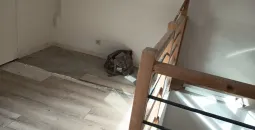 Création de cloisons sèches en BA13, isolation des combles en laine de bois, peinture globales des murs, pose d’un parquet stratifié 