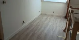 Création de cloisons sèches en BA13, isolation des combles en laine de bois, peinture globales des murs, pose d’un parquet stratifié 