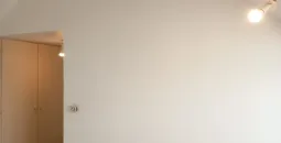 Création de cloisons sèches en BA13, isolation des combles en laine de bois, peinture globales des murs, pose d’un parquet stratifié 