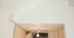 Création de cloisons sèches en BA13, isolation des combles en laine de bois, peinture globales des murs, pose d’un parquet stratifié 