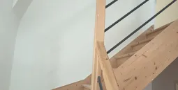 Création de cloisons sèches en BA13, isolation des combles en laine de bois, peinture globales des murs, pose d’un parquet stratifié 