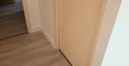 Création de cloisons sèches en BA13, isolation des combles en laine de bois, peinture globales des murs, pose d’un parquet stratifié 