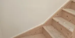 Création de cloisons sèches en BA13, isolation des combles en laine de bois, peinture globales des murs, pose d’un parquet stratifié 