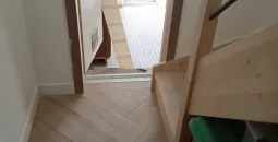 Création de cloisons sèches en BA13, isolation des combles en laine de bois, peinture globales des murs, pose d’un parquet stratifié 