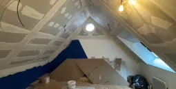 Création de cloisons sèches en BA13, isolation des combles en laine de bois, peinture globales des murs, pose d’un parquet stratifié 