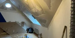 Création de cloisons sèches en BA13, isolation des combles en laine de bois, peinture globales des murs, pose d’un parquet stratifié 