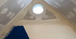 Création de cloisons sèches en BA13, isolation des combles en laine de bois, peinture globales des murs, pose d’un parquet stratifié 