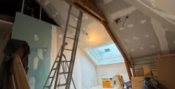 Création de cloisons sèches en BA13, isolation des combles en laine de bois, peinture globales des murs, pose d’un parquet stratifié 