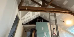 Création de cloisons sèches en BA13, isolation des combles en laine de bois, peinture globales des murs, pose d’un parquet stratifié 