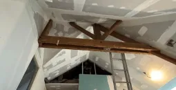 Création de cloisons sèches en BA13, isolation des combles en laine de bois, peinture globales des murs, pose d’un parquet stratifié 