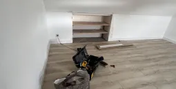 Création de cloisons sèches en BA13, isolation des combles en laine de bois, peinture globales des murs, pose d’un parquet stratifié 