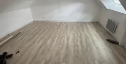 Création de cloisons sèches en BA13, isolation des combles en laine de bois, peinture globales des murs, pose d’un parquet stratifié 