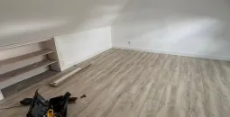 Création de cloisons sèches en BA13, isolation des combles en laine de bois, peinture globales des murs, pose d’un parquet stratifié 