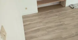 Création de cloisons sèches en BA13, isolation des combles en laine de bois, peinture globales des murs, pose d’un parquet stratifié 