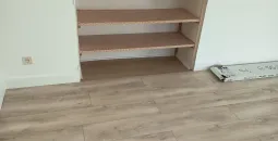 Création de cloisons sèches en BA13, isolation des combles en laine de bois, peinture globales des murs, pose d’un parquet stratifié 