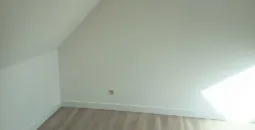 Création de cloisons sèches en BA13, isolation des combles en laine de bois, peinture globales des murs, pose d’un parquet stratifié 